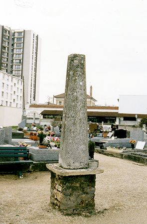 Socle de la croix déplacé au cimetière de Ris-Orangis