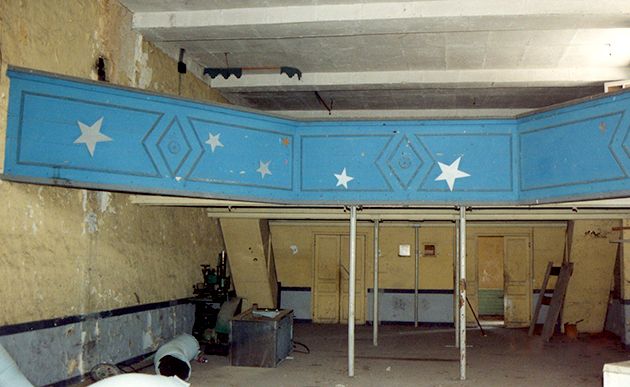 Le balcon dans l'Orangerie réaménagée en Salle des Fêtes © GRHL 1990