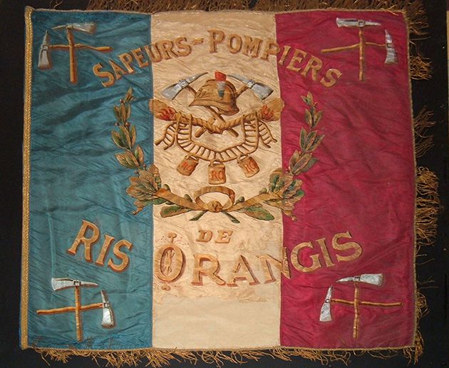 Premier drapeau des Sapeurs Pompiers reçu par la compagnie en 1885