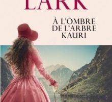 A L'OMBRE DE L'ARBRE KAURI - Sarah Lark