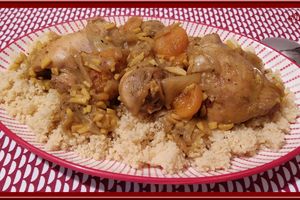Tajine de poulet aux amandes et abricots