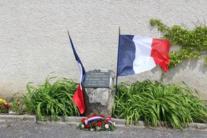 Cérémonie du 8 mai à Poncins : son recueillement, un temps interrompu.