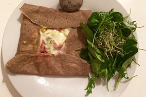 Galette de sarrasin : fondue de poireaux, lardons et roblechon