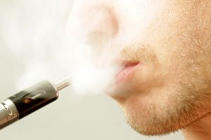 Les vapoteurs moins exposés aux substances toxiques que les fumeurs