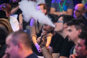 Les Français vapoteraient moins en public que les autres