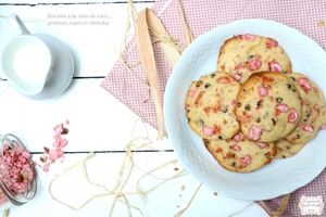 | Biscuits à la noix de coco, pralines roses et chocolat |