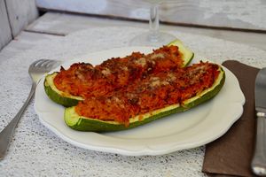 Courgettes farcies au riz, coulis de poivrons et pecorino
