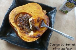 Courge butternut rôtie au four, farcie au chèvre