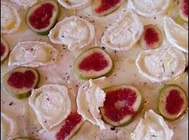 Pizza à la figue, chèvre & miel de citronnier