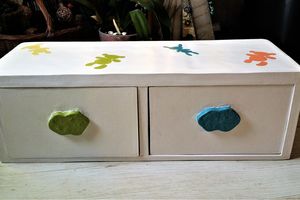 Banc / Coffre à jouets en carton.
