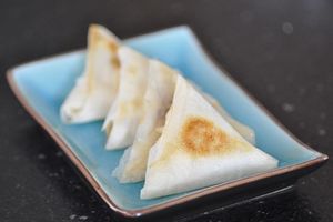 Petits triangles croustillants chèvre magret de canard et pignons de pin