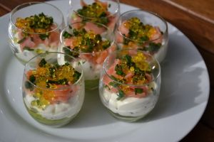 Verrine saumon Boursin avocat et perles de saveurs à la mangue