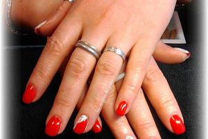 manucure rouge et discrete dentelle blanche