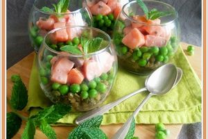 Salade de lentilles, petit pois et tartare de saumon
