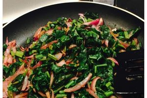 Blettes sautées aux oignons rouges