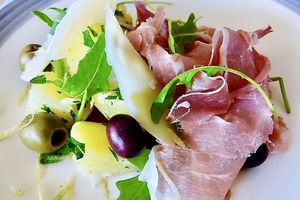 Aperitivo aux olives, pomme de terre et jambon de Parme