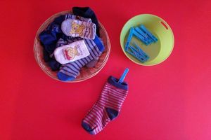 {montessori} Atelier chaussettes et pinces à linge