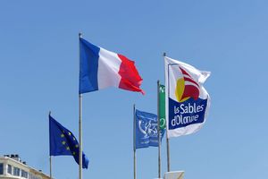 Les drapeaux flottent sur la baie des Sables d'Olonne