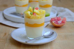 Panna cotta à la vanille, compotée de mangues et dés d'ananas