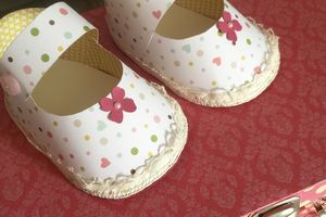 Petits chaussons bébé - pour une naissance - déco de chambre...
