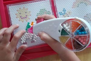L'atelier Arc-en-ciel Aquabeads : créer des motifs avec des perles et de l'eau !!!