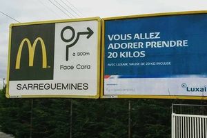 Quand deux panneaux publicitaires se répondent parfaitement
