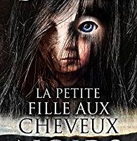 La petite fille aux cheveux noirs