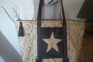 Un grand sac de plage en serpent...