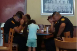 San Antonio : Une fillette qui aime Jésus prie pour des policiers