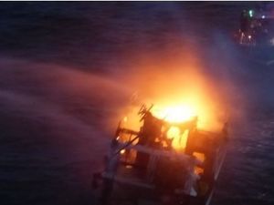 Le chalutier "Regarde Ailleurs", en proie à un incendie, a fini par sombrer au large de la Pointe du Hoc - photo : Marine Nationale