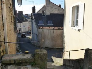 Dans les ruelles, autour du château