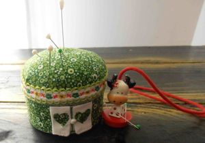 Kitchie la petite vache attrape épingle, et sa maisonnette