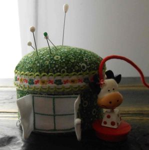 Kitchie la petite vache attrape épingle, et sa maisonnette