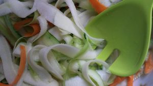 une salade croquante à base de courgettes crues pour un repas végétarien