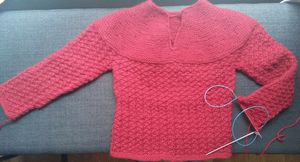 modele gratuit de tricot top-down : pull enfant, inspiré du Petit Chaperon rouge