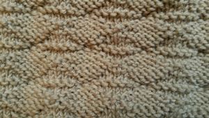  modele gratuit de tricot : pull unisexe inratable grâce à son point en relief