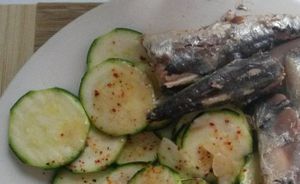 un bon plat léger mais rassasiant et savoureux une recette rapide pour rester mince avec des sardines et des courgettes sans matière grasse