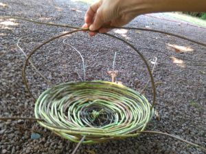 Vannerie fabriquer soi-même un panier avec des tiges de glycine