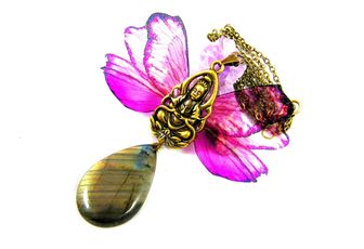 Shiva pendentif artisanal avec ces ailes sur sa labradorite protectrice