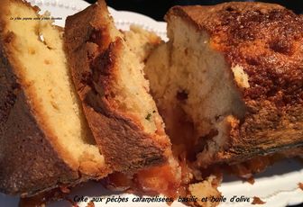 Cake aux pêches carmélisées, basilic et huile d'olive