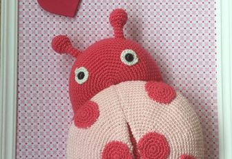 Cadre déco avec une coccinelle au crochet .