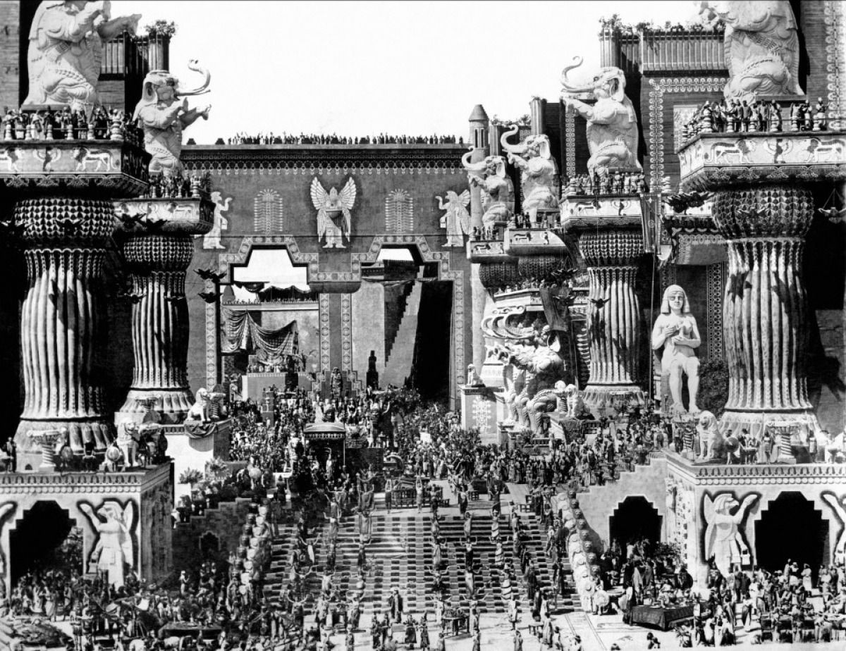 plateau du film Intolerence de D. W. Griffith