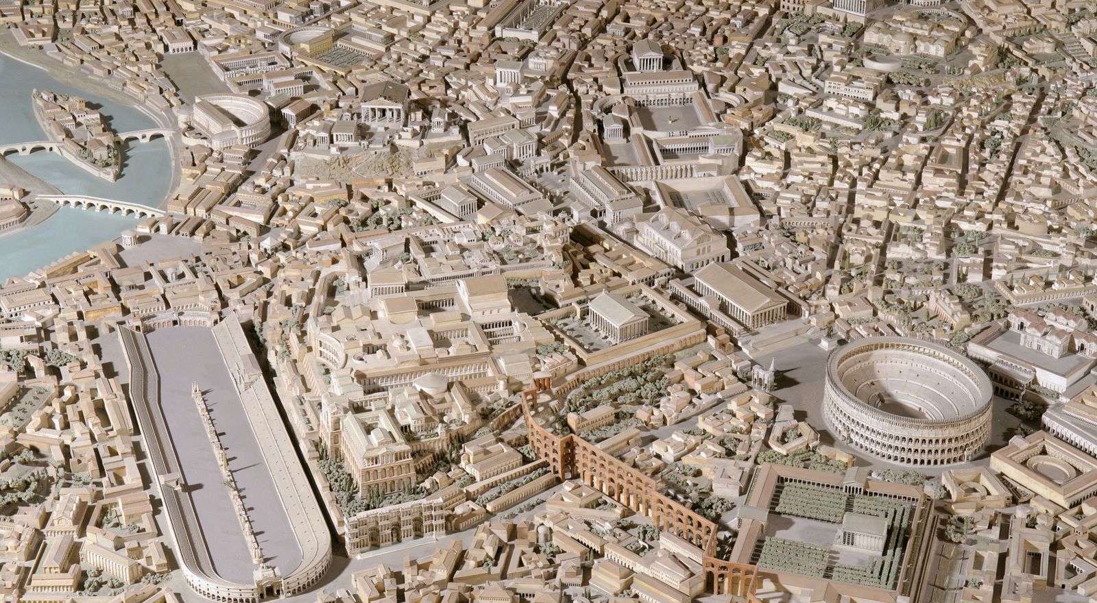 Le modèle complexe a été créé par un archéologue italien, Italo Gismondi, et il a été dérivé de la Forma Urbis Romae. Le modèle est à l’échelle 1:250.