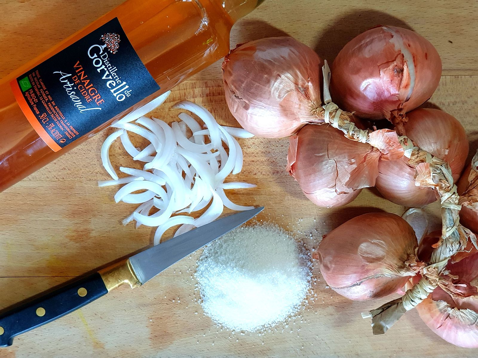 Les ingrédients des pickles d'oignons roses de Roscoff