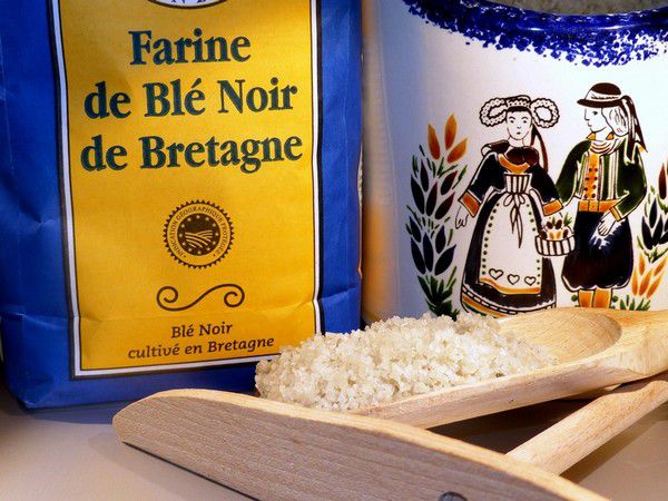 la galette bretonne c'est de la farine de blé noir / sarrasin + de l'eau + du sel de mer