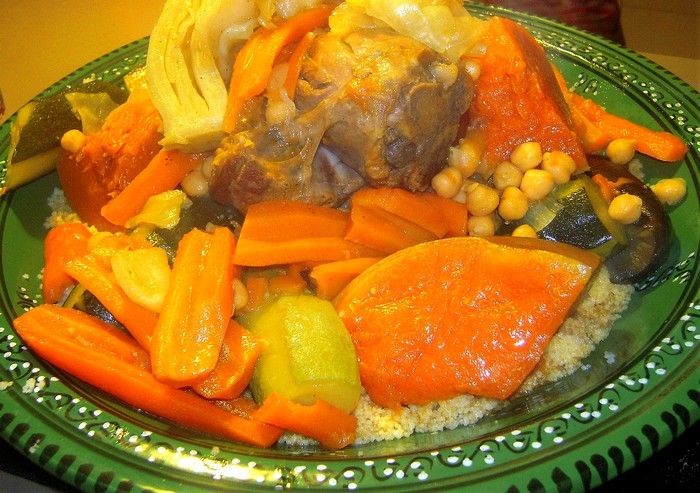 Présentation du couscous marocain à l'agneau et légumes.