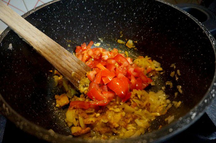 Réduction des tomates du curry de crevettes au lait de coco