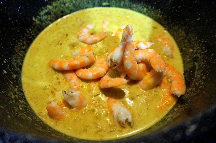 Crevettes dans leur sauce au curry au lait de coco