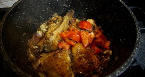 Ajout des ingrédients du cari de pintade