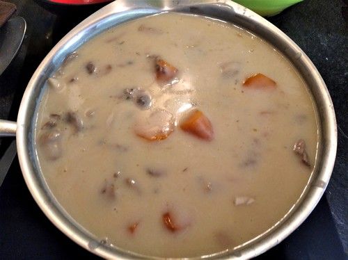 Ajout des ingrédients (Veau, carotte, champignons)